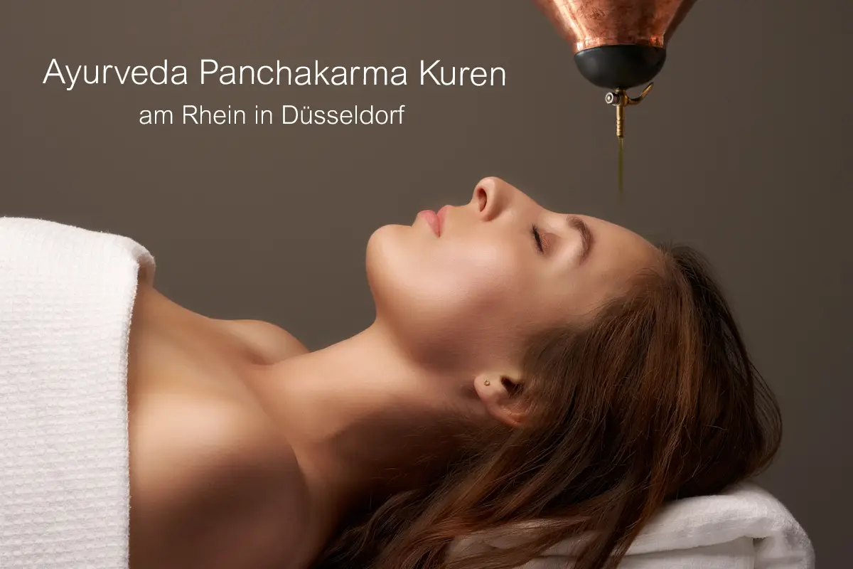 Verwöhnender Panchakarma-Kurgenuss: Ein sinnliches Bild, auf dem während der Behandlung warmes Öl sanft auf die Stirn einer entspannt liegenden Frau gegossen wird.