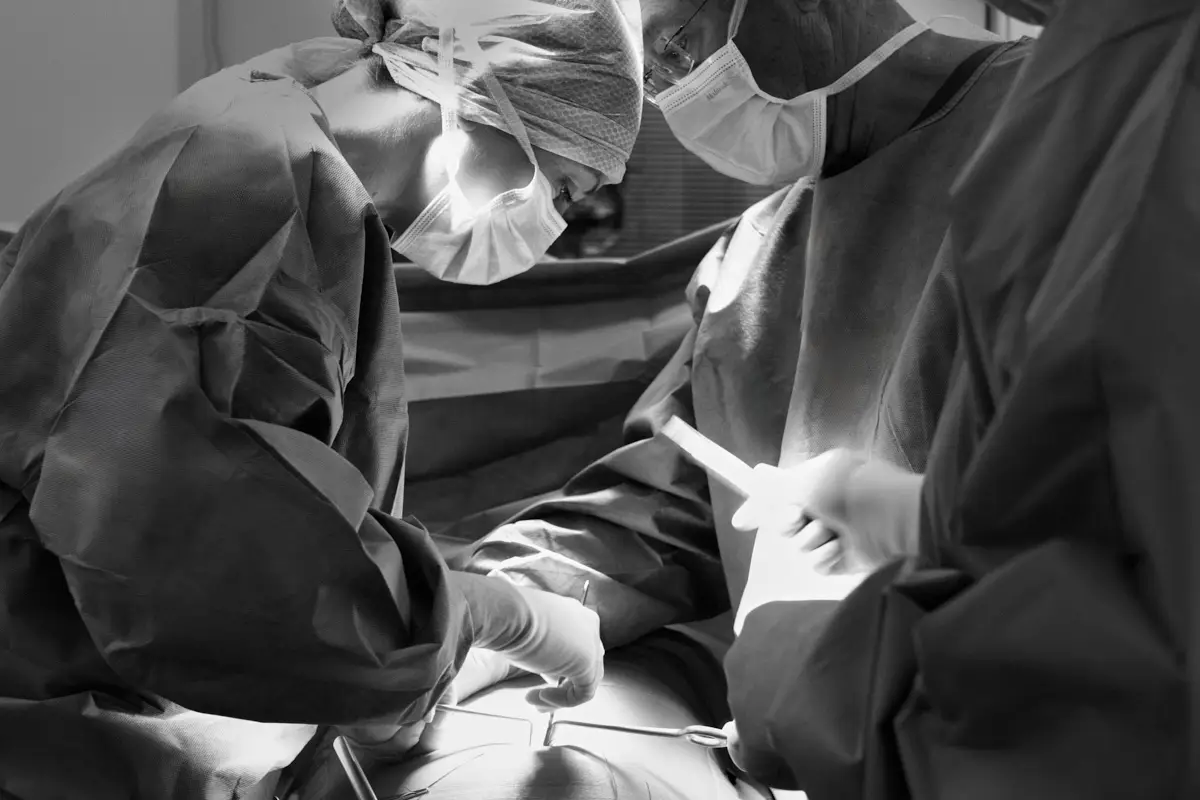 Chirurgen bei einer Gallenblasenoperation im RKM 740 Düsseldorf, spezialisiert auf minimal-invasive Techniken für eine schnelle Heilung.