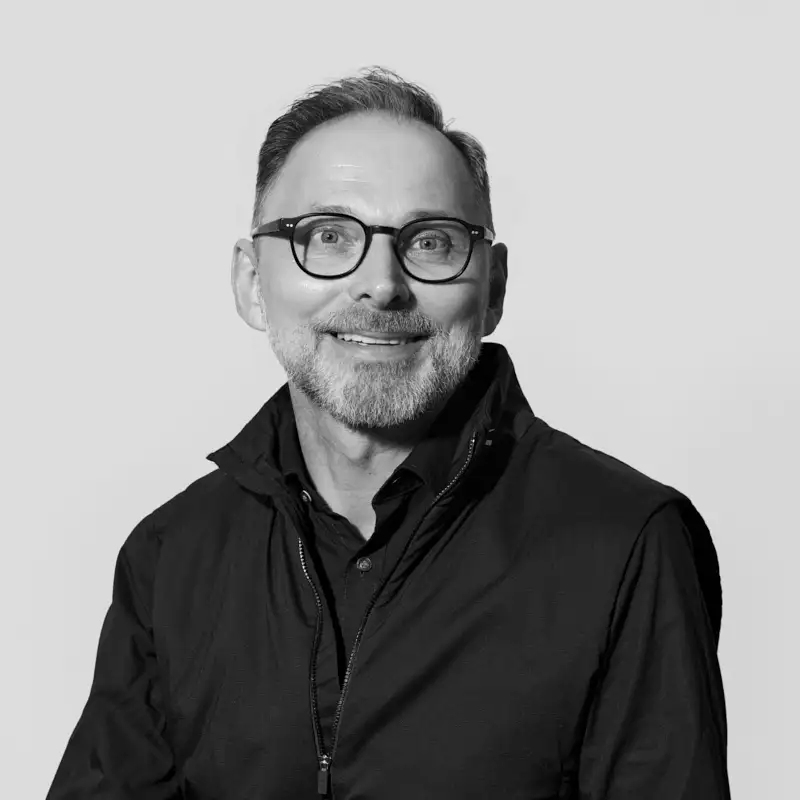 Erfahrungsbericht – Hernienzentrum RKM 740" Portrait von J.D, Patient des Hernienzentrums im RKM 740 Düsseldorf, der seine Heilungserfahrung teilt.