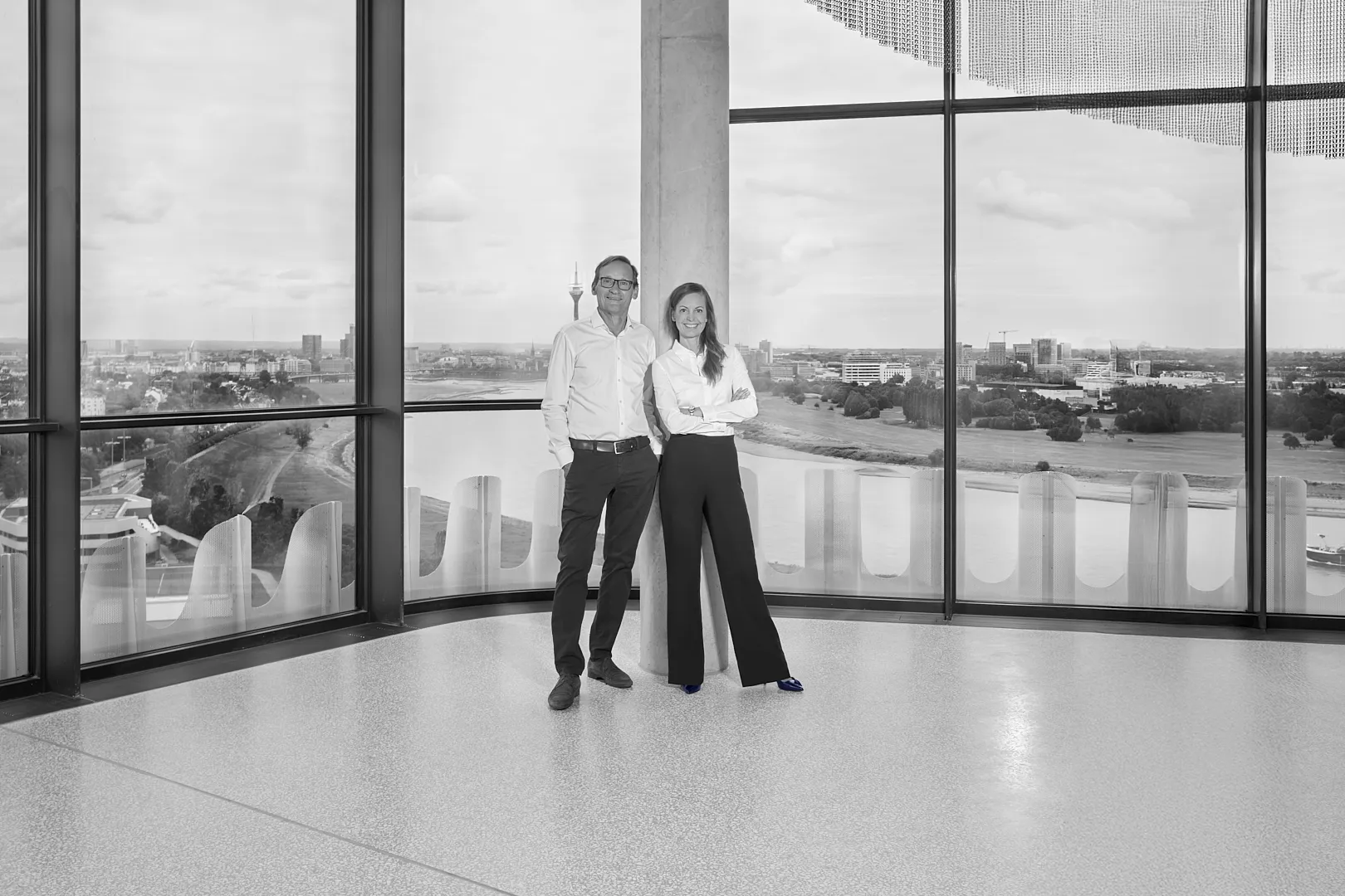 Dr. Nina Picker und Prof. Dr. Dietmar Simon im 13. Stock des RKM 740 Düsseldorf – mit Blick auf den Fernsehturm und den Rhein